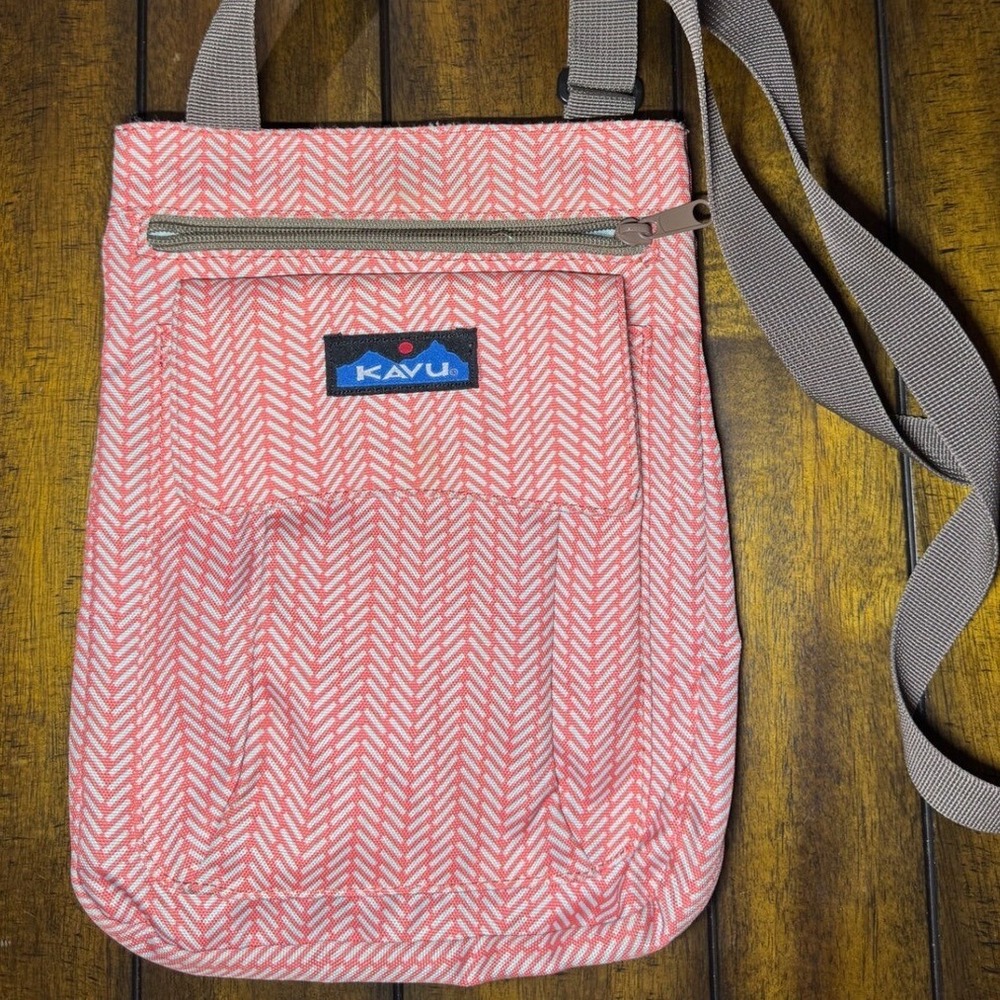Kavu Bag Crossbody Shoulder Bag Coral‎ Herringbone Pattern 4 Pockets
